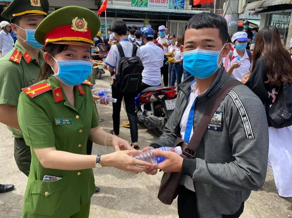 Tuổi trẻ xứ Công tử Bạc Liêu hết mình tiếp sức sĩ tử thi tốt nghiệp THPT - 4 Tuổi trẻ xứ Công tử Bạc Liêu hết mình tiếp sức sĩ tử thi tốt nghiệp THPT - 4