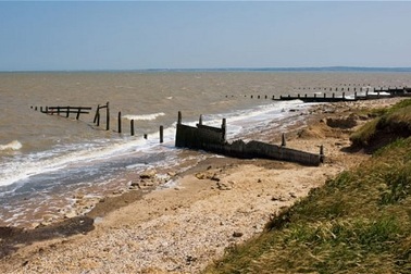 Phát hiện 87 quả bom trên bãi biển nude