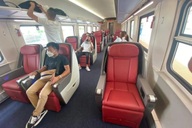 Khách Việt ngỡ ngàng tàu cao tốc 160km/h ở Lào, xây hết 6 tỷ USD