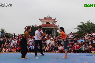 Cười nghiêng ngả khi chị em vào sới đấu vật ngày Xuân