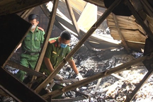 Phát hiện đôi bàn chân người bị cháy xém ở bãi đất trống