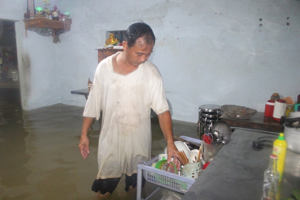 Biển nước bủa vây, người già, trẻ nhỏ hối hả chạy lũ - 3 Biển nước bủa vây, người già, trẻ nhỏ hối hả chạy lũ - 3