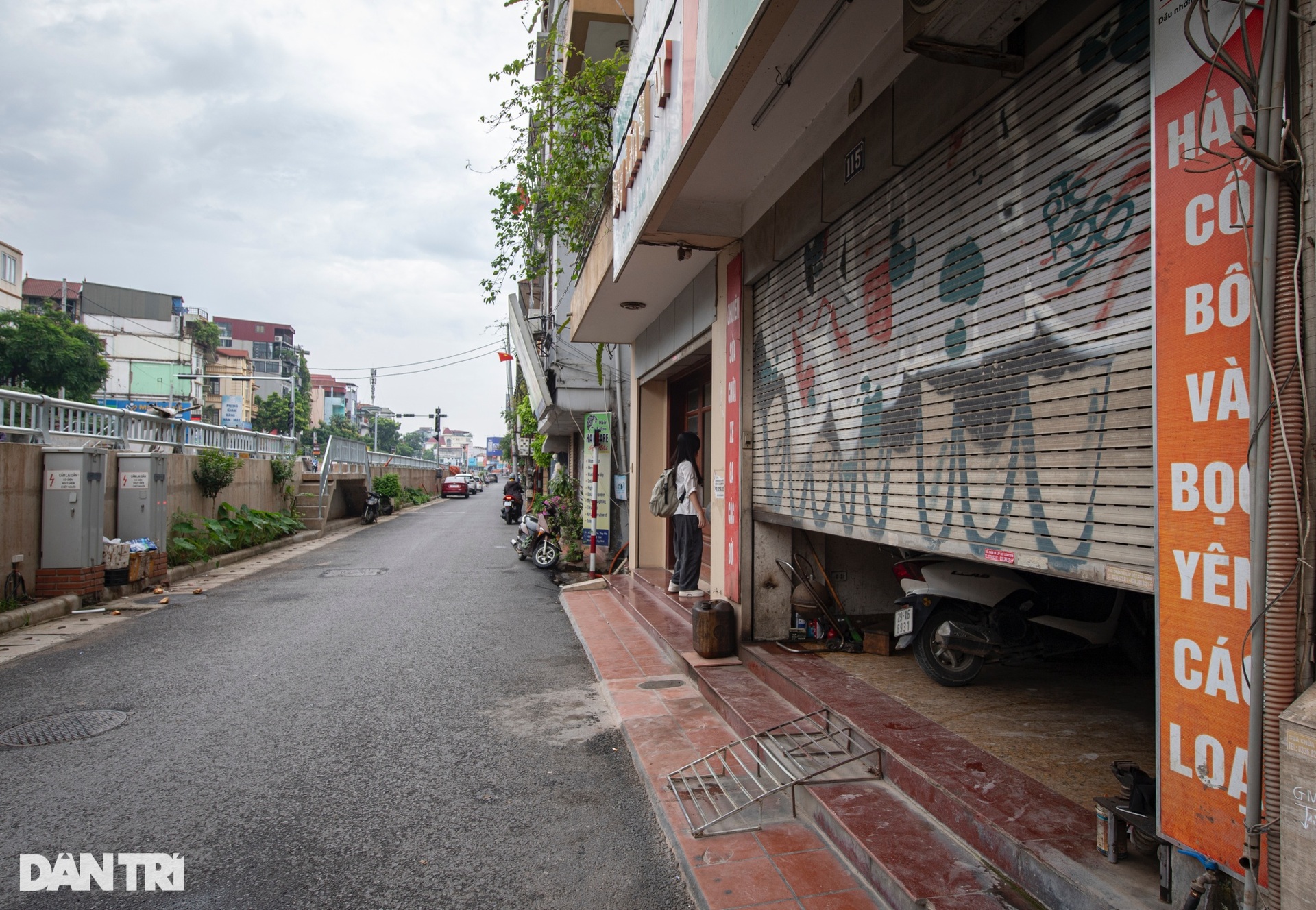 Tường và cửa cuốn nhà dân trên nhiều tuyến phố Hà Nội bị vẽ bậy  - 5