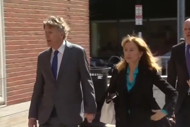 Nữ diễn viên Felicity Huffman xuất hiện trước một buổi làm việc với nhà chức trách