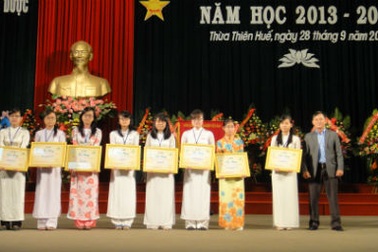 Trao học bổng “Dạ Hương chung sức cùng nữ thầy thuốc tương lai” tại ĐH Y - dược Huế