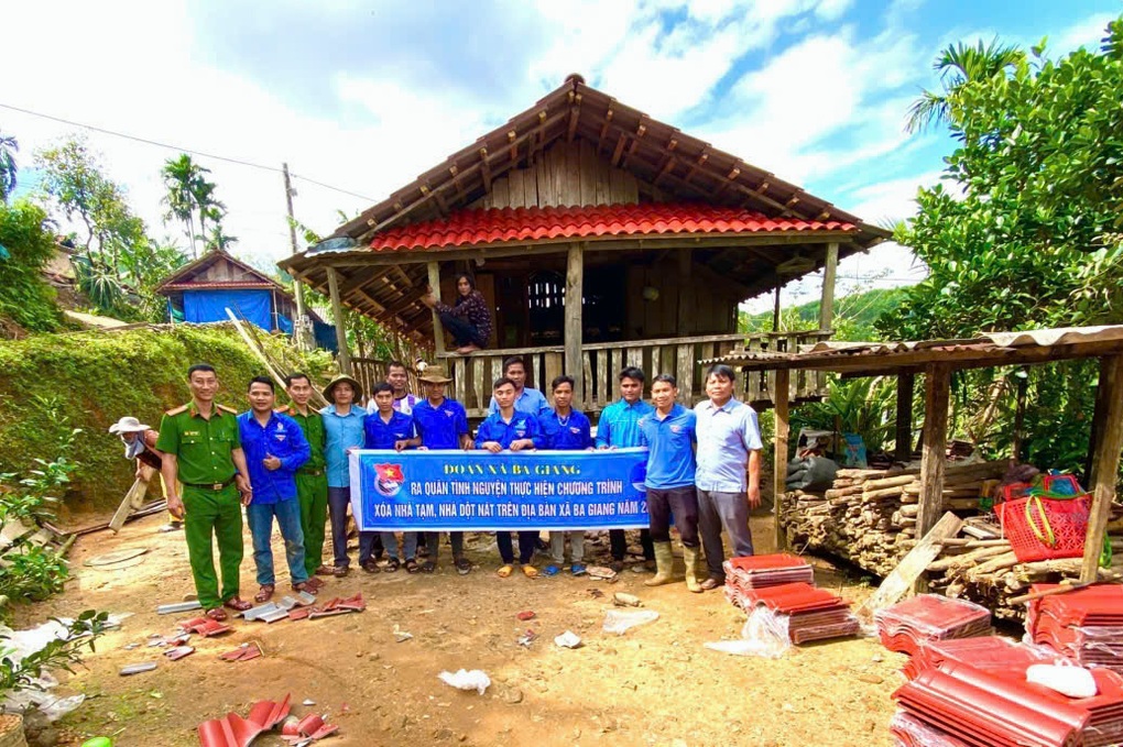 Bí thư huyện trực tiếp đi khảo sát, chủ tịch xã cho gỗ giúp dân xây nhà - 3 Bí thư huyện trực tiếp đi khảo sát, chủ tịch xã cho gỗ giúp dân xây nhà - 3