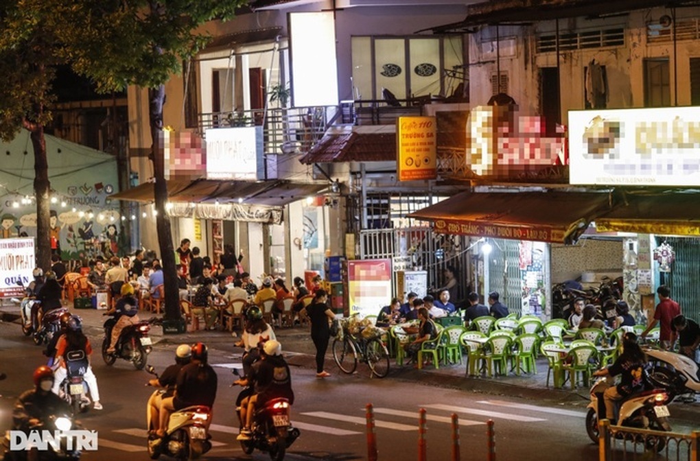 Từng có chiến dịch giành vỉa hè cho người đi bộ, sao giờ lại tính thu phí ? - 2 Từng có chiến dịch giành vỉa hè cho người đi bộ, sao giờ lại tính thu phí ? - 2