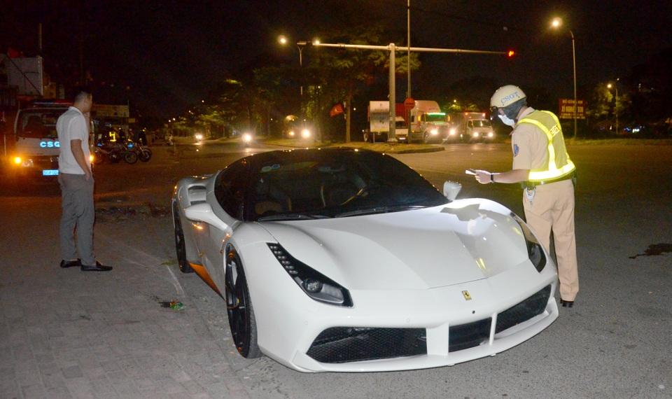 TPHCM: Tạm giữ siêu xe Ferrari vì tài xế không có bằng lái - 1 TPHCM: Tạm giữ siêu xe Ferrari vì tài xế không có bằng lái - 1