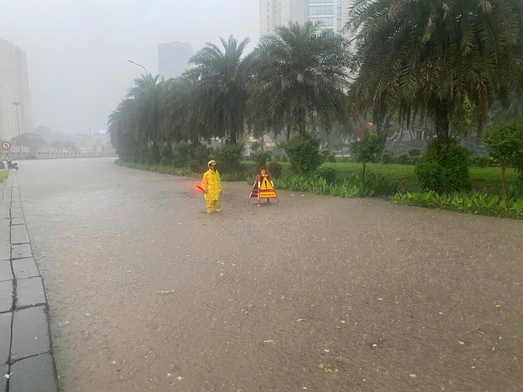 Mưa lớn khiến nhiều tuyến phố ở Hà Nội ngập sâu - 2 Mưa lớn khiến nhiều tuyến phố ở Hà Nội ngập sâu - 2