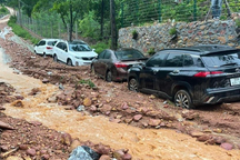 Chủ các ôtô bị đất đá vùi lấp ở Hà Nội có được bồi thường?