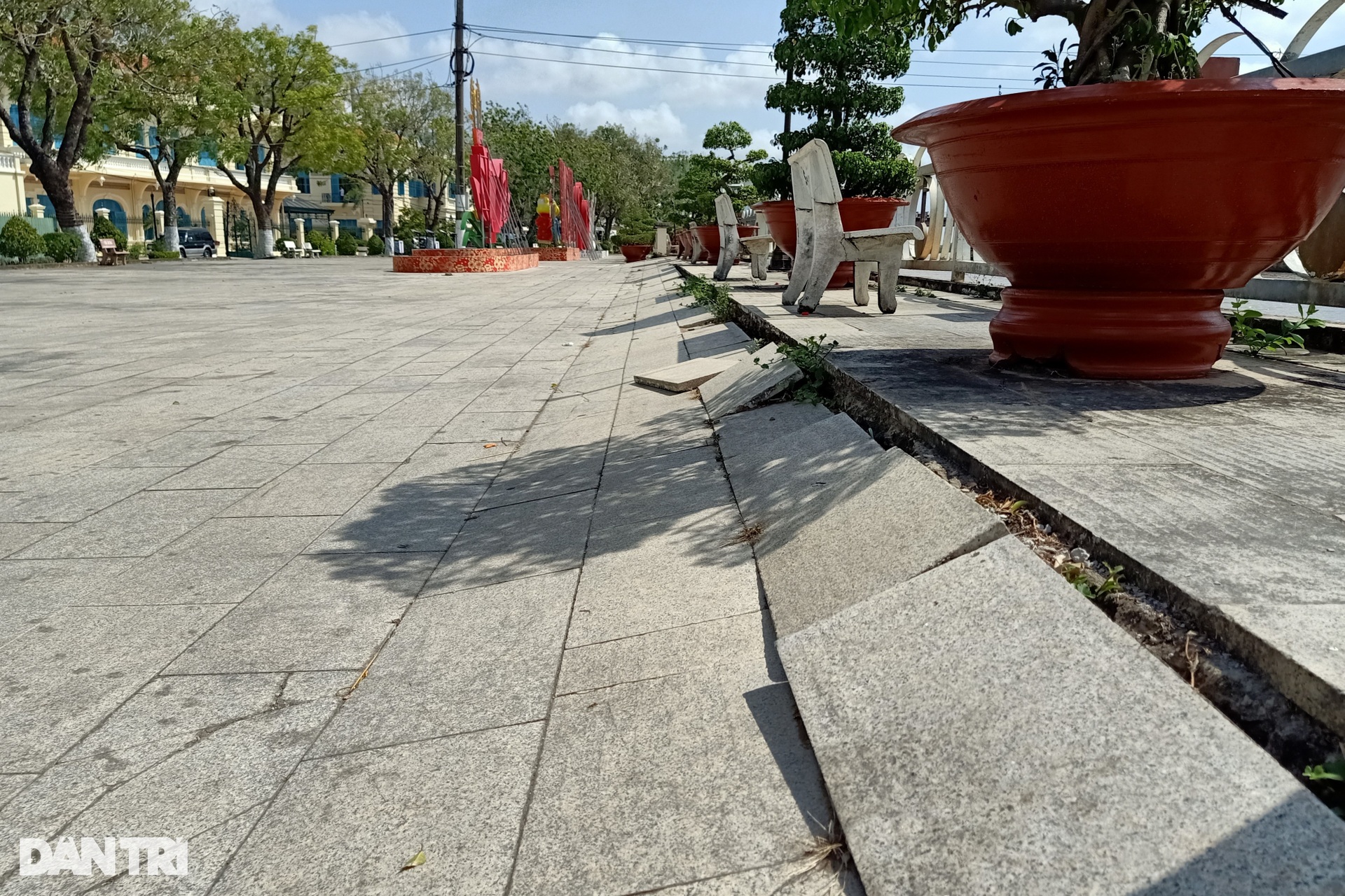 Cận cảnh bờ kè sụp lún sâu gần cả mét ở bờ sông Bạc Liêu - Cà Mau - 9 Cận cảnh bờ kè sụp lún sâu gần cả mét ở bờ sông Bạc Liêu - Cà Mau - 9
