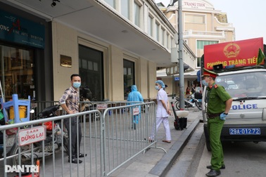 Cách ly y tế tòa nhà 91 Đinh Tiên Hoàng ngay sát hồ Gươm do dịch Covid-19