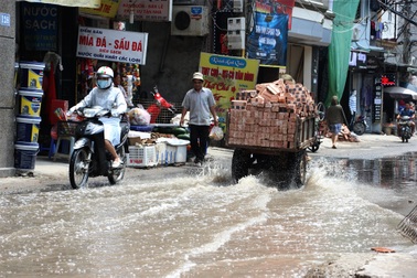Người Hà Nội “sống dở chết dở” với đoạn đường trời nắng cũng... ngập