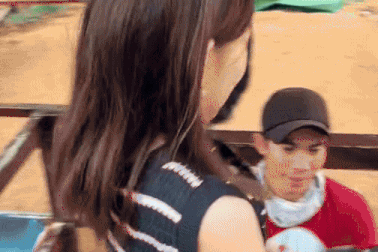 Cười nghiêng ngả với video cô gái vừa cưỡi đà điểu vừa khóc thét ở Đà Lạt