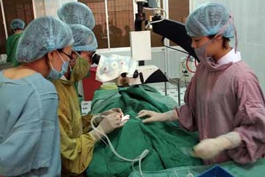 Phẫu thuật mắt miễn phí cho 60 người nghèo