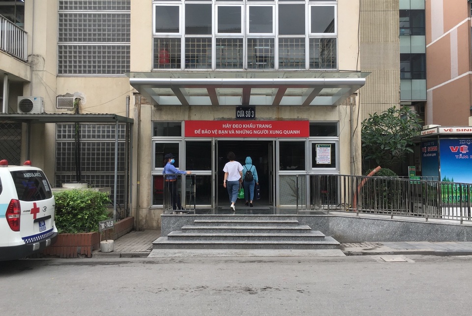 Ổ dịch Bạch Mai siết chặt kiểm tra y tế người ra vào - 6 Ổ dịch Bạch Mai siết chặt kiểm tra y tế người ra vào - 6