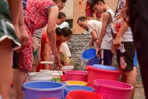 Cận cảnh người dân Hà Nội "rồng rắn" xếp hàng chờ lấy nước như... thời bao cấp