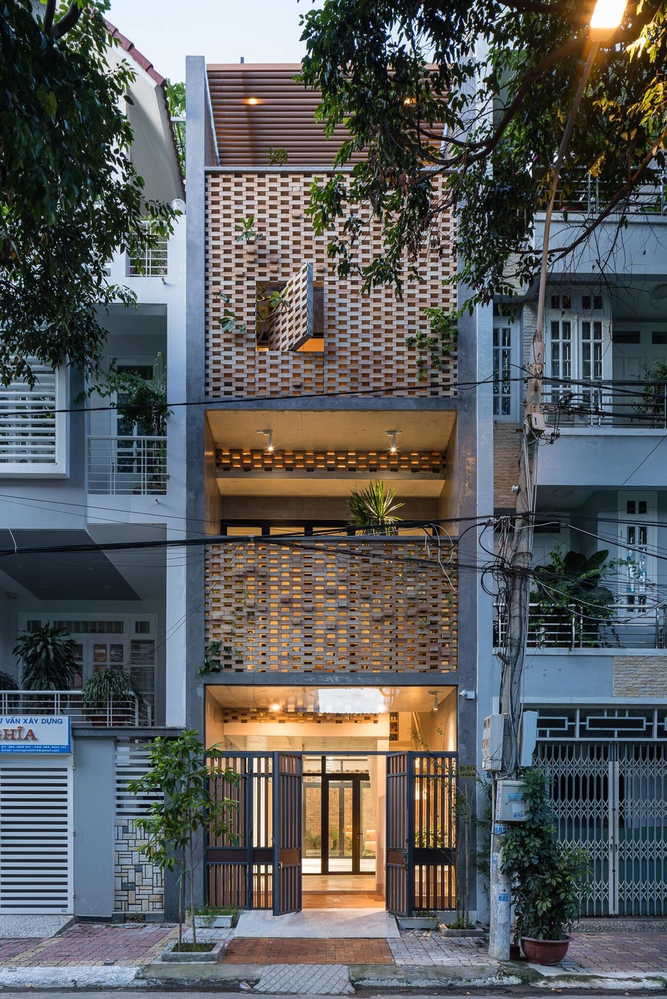 Vợ chồng Vũng Tàu dùng chiêu “độc” giúp nhà hướng Tây mát lịm như điều hòa - 1