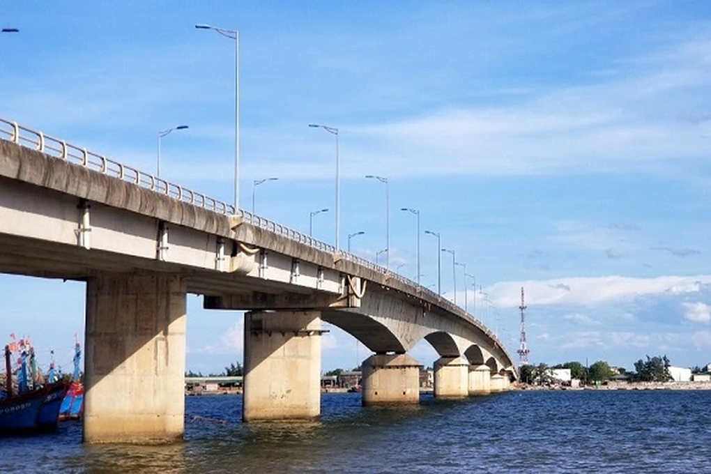 Ngư dân cứu sống người phụ nữ nhảy cầu Cửa Việt - 1 Ngư dân cứu sống người phụ nữ nhảy cầu Cửa Việt - 1