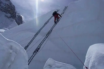 Đường lên đỉnh Everest ngày càng nguy hiểm do biến đổi khí hậu