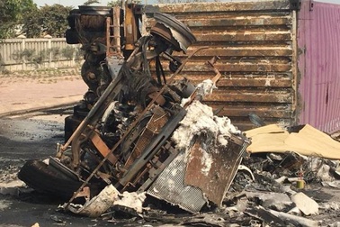 Xe container bốc cháy, 2 người bị thiêu chết