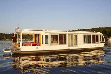 Có gì bên trong căn nhà trôi nổi trên sông, di chuyển 50km/h mỗi ngày