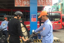 Giá xăng tăng: Bên kiếm ngàn tỉ, bên méo mặt