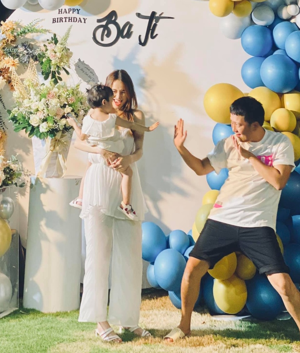 Loạt khoảnh khắc đáng yêu của Trường Giang bên con gái - 3 Loạt khoảnh khắc đáng yêu của Trường Giang bên con gái - 3