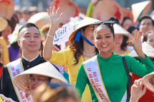 H'Hen Niê cùng hàng nghìn người diễu hành áo dài trên đường phố TPHCM