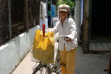 Mẹ lượm ve chai nuôi 4 con thơ dại