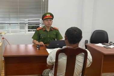 Cầm dao đe doạ CSGT ở Lâm Đồng vì con rể bị xử phạt