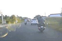 Phóng nhanh vượt ẩu, xe máy lách giữa hai làn ôtô rồi ngã lăn ra giữa đường