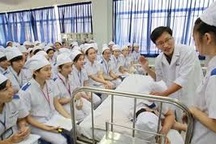 Có nên tăng chỉ tiêu đào tạo bác sĩ, dược sĩ?