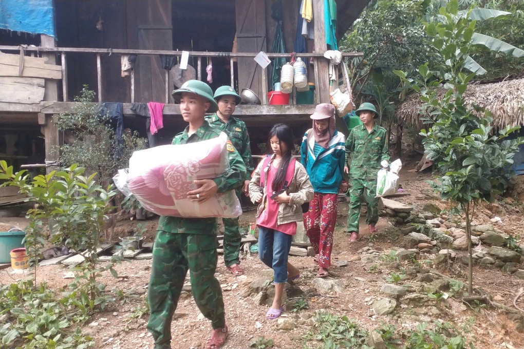 Di dời khẩn cấp 13 hộ dân khi đồi xuất hiện vết nứt lớn - 2 Di dời khẩn cấp 13 hộ dân khi đồi xuất hiện vết nứt lớn - 2