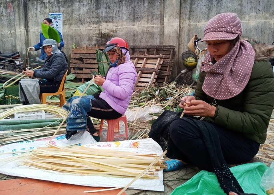Chẻ lạt giang gói bánh chưng kiếm tiền triệu dịp Tết - 1 Chẻ lạt giang gói bánh chưng kiếm tiền triệu dịp Tết - 1