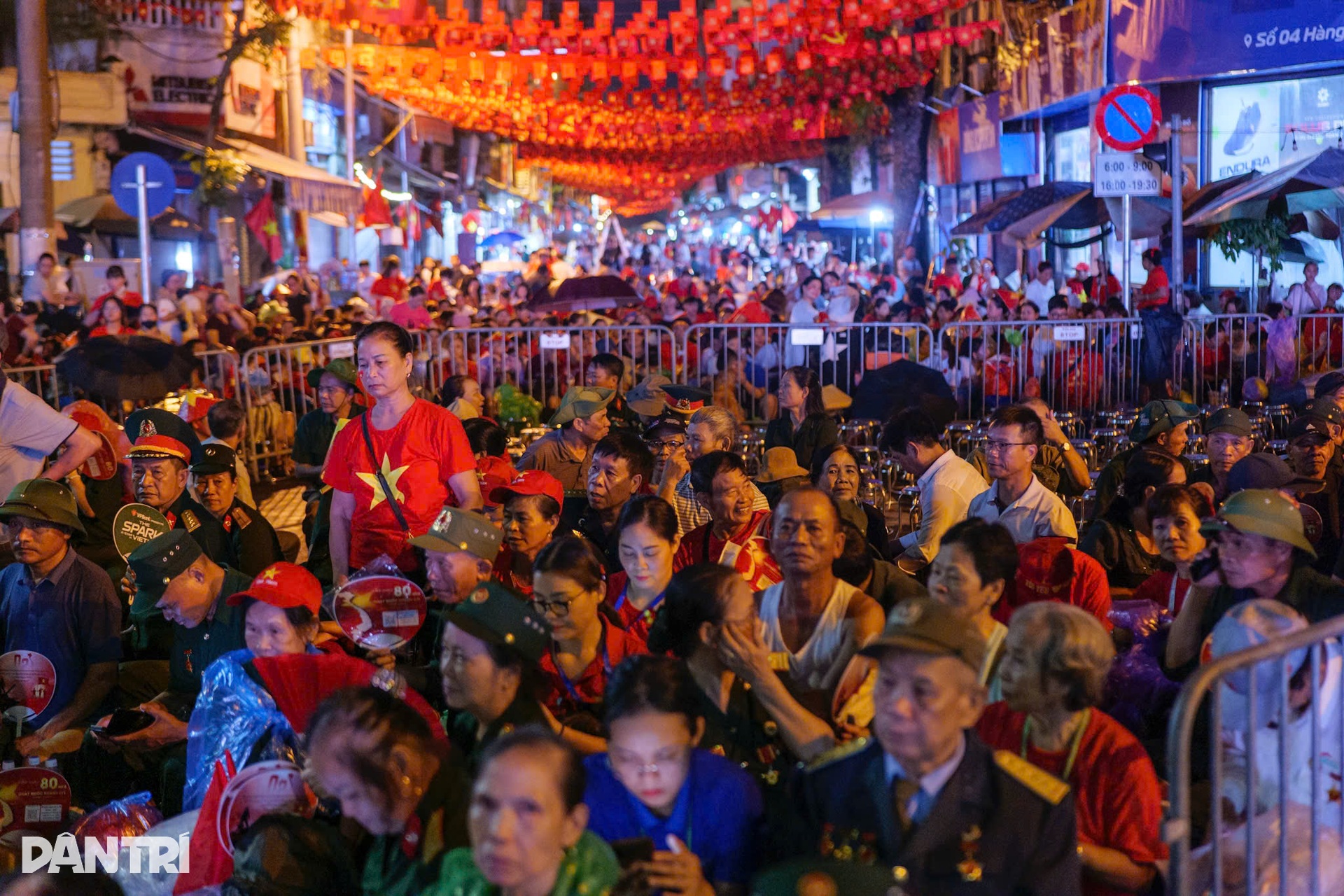 Người dân dọn cỗ, cắm trại, thổi nến sinh nhật chờ trời sáng xem diễu binh - 1 Người dân dọn cỗ, cắm trại, thổi nến sinh nhật chờ trời sáng xem diễu binh - 1