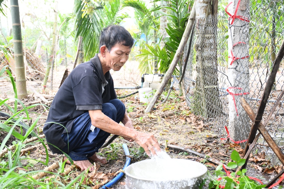 Hàng loạt giếng nước đổi màu vàng như nước chè, bốc mùi khét - 3 Hàng loạt giếng nước đổi màu vàng như nước chè, bốc mùi khét - 3
