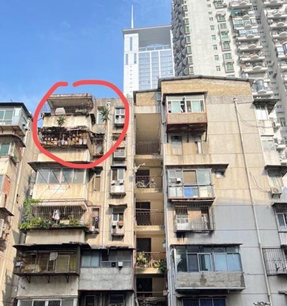 Cư dân hốt hoảng với mối nguy treo trên đầu từ căn hộ bỏ hoang 6 năm - 3