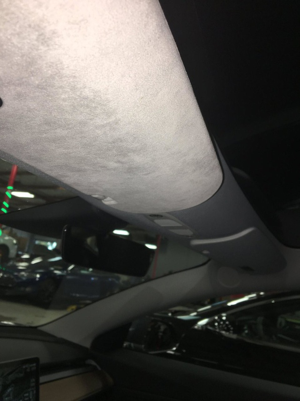 Tesla vẫn ung dung kiếm bộn dù xe bung nóc, rơi cản - 2 Tesla vẫn ung dung kiếm bộn dù xe bung nóc, rơi cản - 2