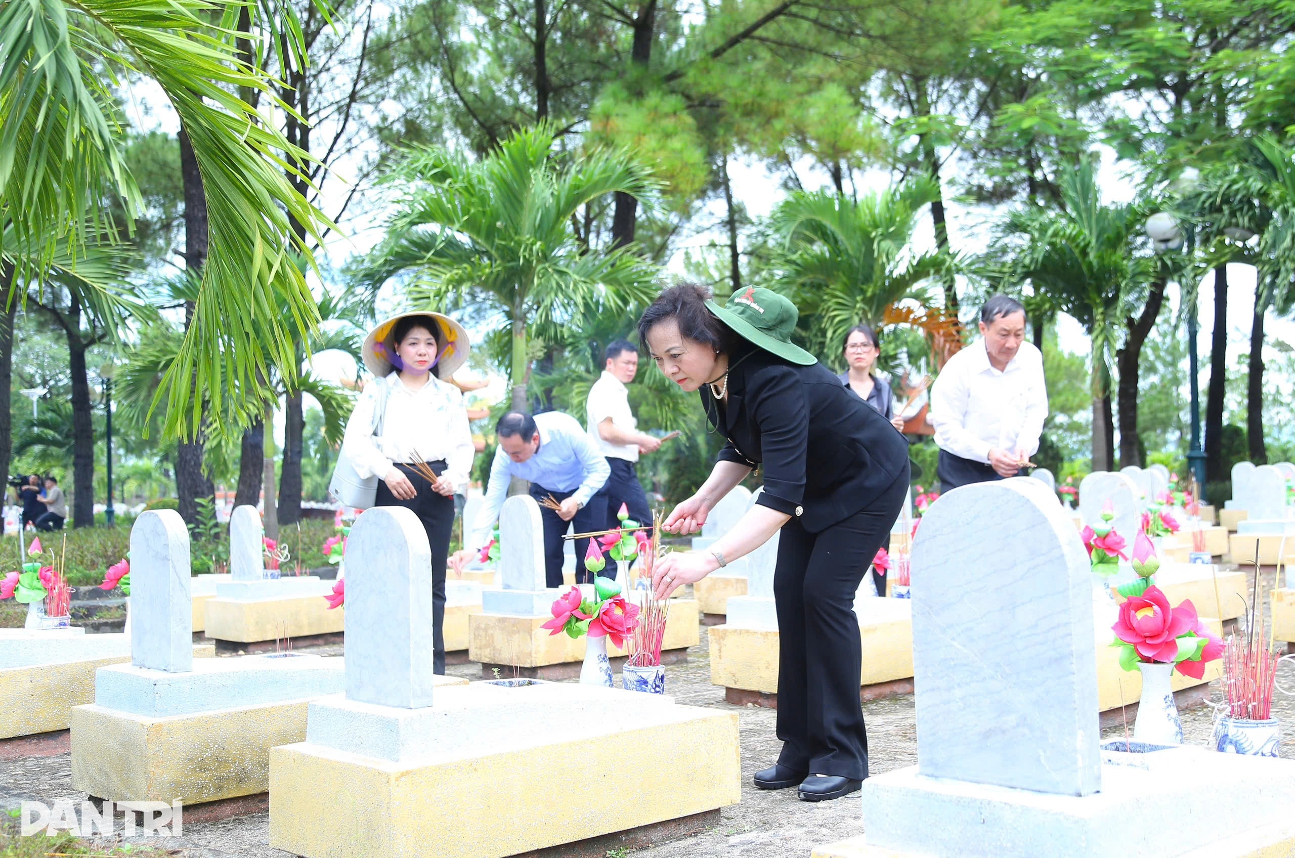 Thủ tướng thăm Mẹ Việt Nam anh hùng 102 tuổi, viếng các nghĩa trang liệt sỹ - 11