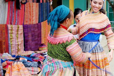 Người đẹp và chợ Bắc Hà sặc sỡ