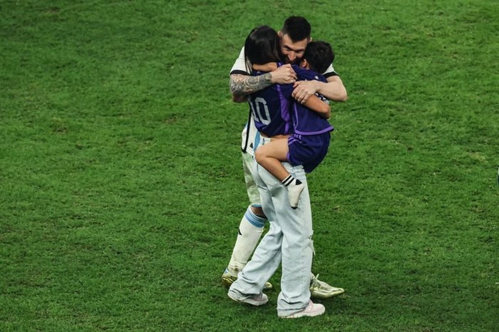 Lịm tim trước khoảnh khắc ngọt ngào của Messi bên vợ con sau trận chung kết - 5 Lịm tim trước khoảnh khắc ngọt ngào của Messi bên vợ con sau trận chung kết - 5