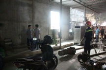 Chồng tưới xăng khắp nhà, dùng dao khống chế vợ con