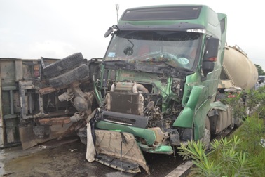 Xe bồn đâm xe tải, hàng chục tấn xi măng đổ tràn đường