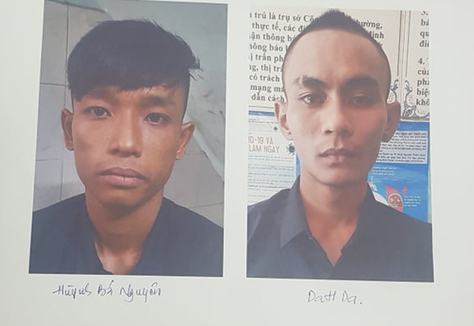 Hai tên cướp quăng xe bỏ chạy khi bị người dân truy đuổi - 2