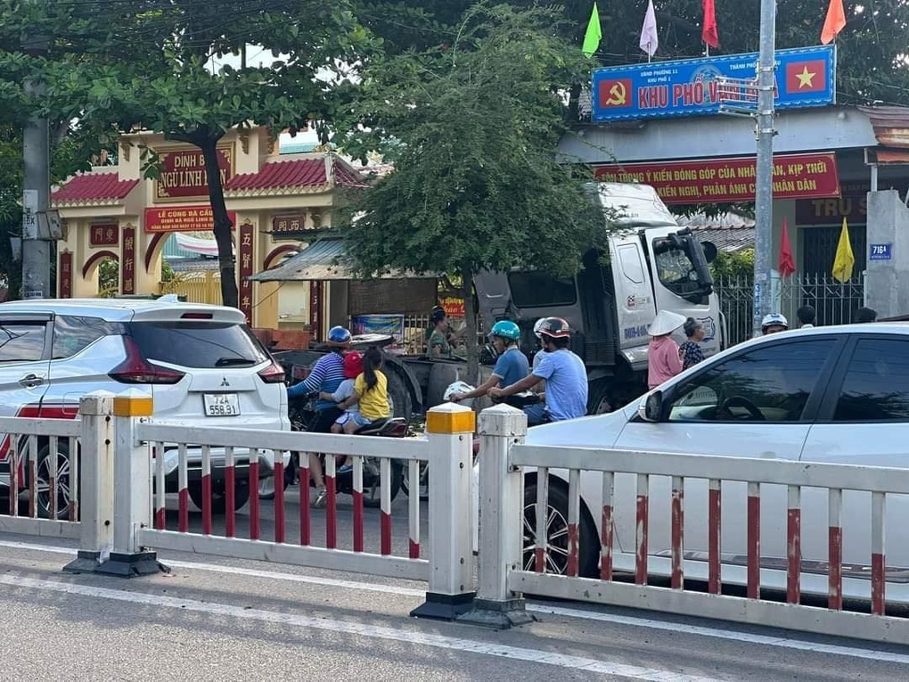 Xe đầu kéo húc dải phân cách, tông vào nhà dân tại Vũng Tàu - 1 Xe đầu kéo húc dải phân cách, tông vào nhà dân tại Vũng Tàu - 1
