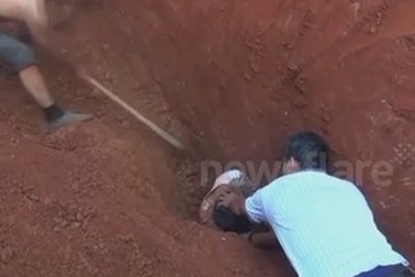Thót tim giải cứu người đàn ông bị chôn vùi dưới đất sâu 5 mét