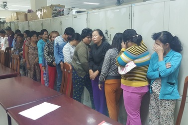 Gần 20 “quý bà” say sưa sát phạt trong nhà kho cũ