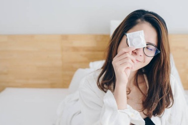 Vợ lẽ dạy con gái riêng của tôi cách dùng bao cao su và thuốc tránh thai khẩn cấp