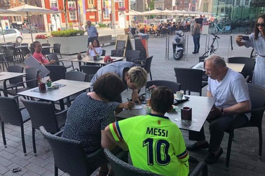 Đi dạo phố, Công Phượng được CĐV Sint-Truidense săn đón